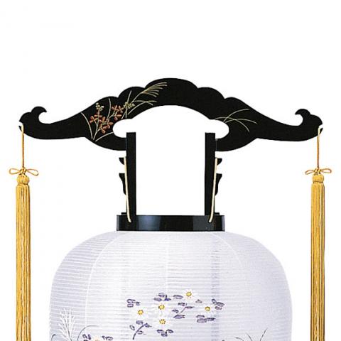 お買い得価格の大内デザイン盆提灯「10号 小菊」。豪華な花模様が魅力の盆ちょうちんです。