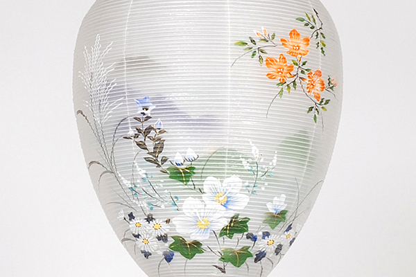 木製の御所デザイン盆提灯「山茶花」。<br />送料無料・伝統的な二重絵入りが魅力です。