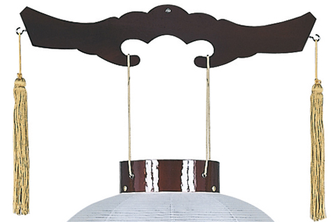 木製の御殿丸デザイン盆提灯「カトレア」。送料無料・伝統的な絹製絵入りの火袋が豪華です。